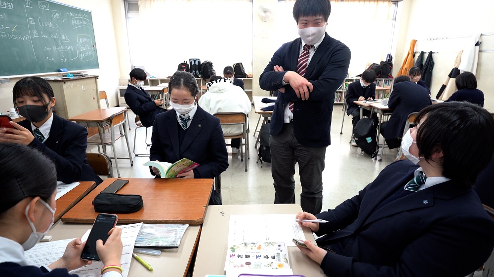 実証校における「探究」中心のカリキュラム開発に向け、大きな節目となったイベント「探究WEEK」において、生徒が先生に相談する様子。のイメージ1